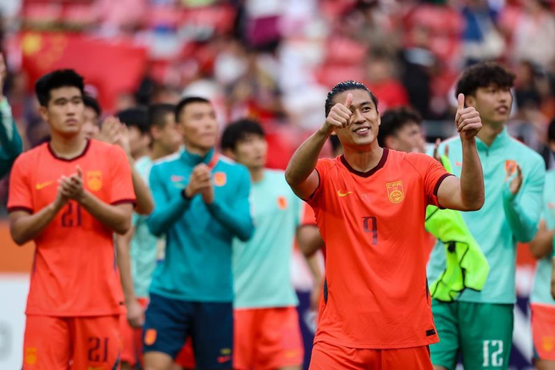 Zhang Yuning (mbele) akionyesha kidole gumba baada ya sare ya 0-0 kati ya China na Falme za Kiarabu katika Michezo ya Asia ya 2026 huko Toyota, Japan, Septemba 23, 2026. (Xinhua/Jia Haocheng)