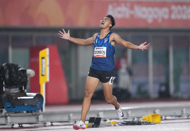 Puripol Boonson wa Thailand akishangilia baada ya fainali ya mbio za mita 200 kwa wanaume kwenye Michezo ya Asia 2026 jijini Nagoya, Japan, Septemba 27, 2026. (Xinhua/Jia Yuchen)