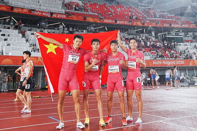 Xie Zhenye, Zeng Keli, Wang Shengjie na Chen Jinfeng (kutoka kushoto kwenda kulia) wa China wakipiga picha baada ya kushinda fainali ya mbio za kupokezana vijiti za mita 4x100 kwa wanaume kwenye Michezo ya Asia 2026, Nagoya, Japan, Septemba 28, 2026. (Xinhua/Luo Yuan)