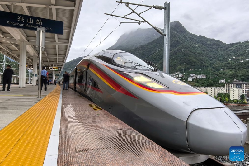 Treni ya kwanza ya reli ya mwendo-kasi ya Yichang-Xingshan, G6888, ikionekana kabla ya kuondoka kwenye Stesheni ya Reli ya Xingshan mkoani Hubei, katikati mwa China, Septemba 28, 2026. (Xinhua/Wang Zichen)