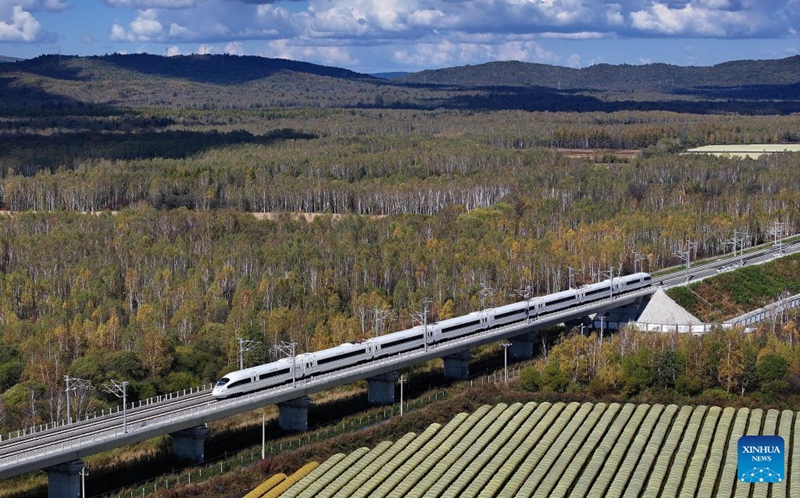Picha iliyopigwa Septemba 28, 2026 ikionesha treni ya kwanza ya reli ya mwendo-kasi ya Harbin-Yichun ikiendeshwa mkoani Heilongjiang, kaskazini-mashariki mwa China. (Picha na Zhang Shu/Xinhua)