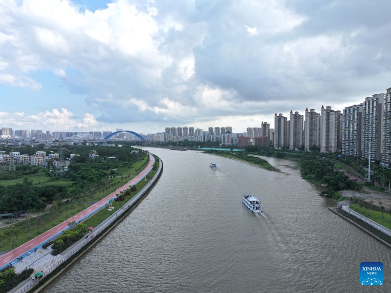 Utalii washamiri kwenye Mfereji wa Pinglu katika Mkoa wa Guangxi, kusini mwa China