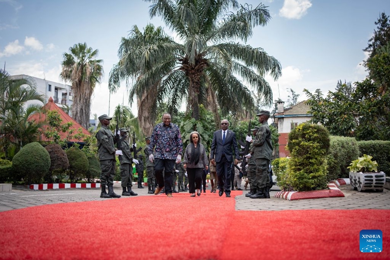 Rais mstaafu wa Kenya Uhuru Kenyatta (kushoto) na Rais mstaafu wa Ethiopia Sahle-Work Zewde (katikati), wote wakiwa ni wajumbe wa jopo la wapatanishi la Umoja wa Afrika (AU), wakifika kwenye mkutano mjini Goma, makao makuu ya Jimbo la Kivu Kaskazini, mashariki mwa Jamhuri ya Kidemokrasia ya Kongo (DRC), tarehe 5 Oktoba 2026. (Xinhua)