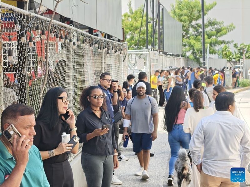 Watu wakiwa wamekusanyika nje baada ya tetemeko la ardhi, Panama City, Panama, Oktoba 9, 2026. (Xinhua/Li Jiaxu)