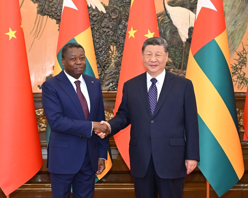 Rais wa China Xi Jinping akikutana na Mwenyekiti wa Baraza la Mawaziri la Togo, Faure Essozimna Gnassingbé, ambaye yuko katika ziara rasmi nchini China, kwenye Jumba la Mikutano ya Umma la Beijing, tarehe 13 Oktoba 2026. (Xinhua/Li Xiang)