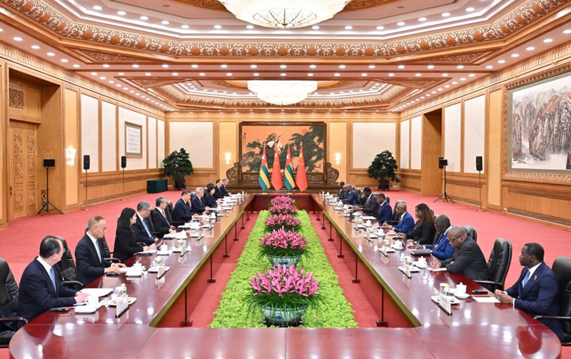 Rais wa China Xi Jinping akikutana na Mwenyekiti wa Baraza la Mawaziri la Togo, Faure Essozimna Gnassingbé, ambaye yuko katika ziara rasmi nchini China, kwenye Jumba la Mikutano ya Umma la Beijing, tarehe 13 Oktoba 2026. (Xinhua/Yue Yuewei)