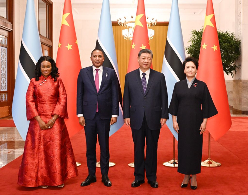 Rais wa China Xi Jinping na mkewe Peng Liyuan wakifanya hafla ya kuwakaribisha Rais wa Botswana Duma Gideon Boko na mkewe Kaone Boko kwenye Ukumbi wa Kaskazini wa Jumba la Mikutano ya Umma la Beijing, tarehe 13 Oktoba 2026. (Xinhua/Xie Huanchi)