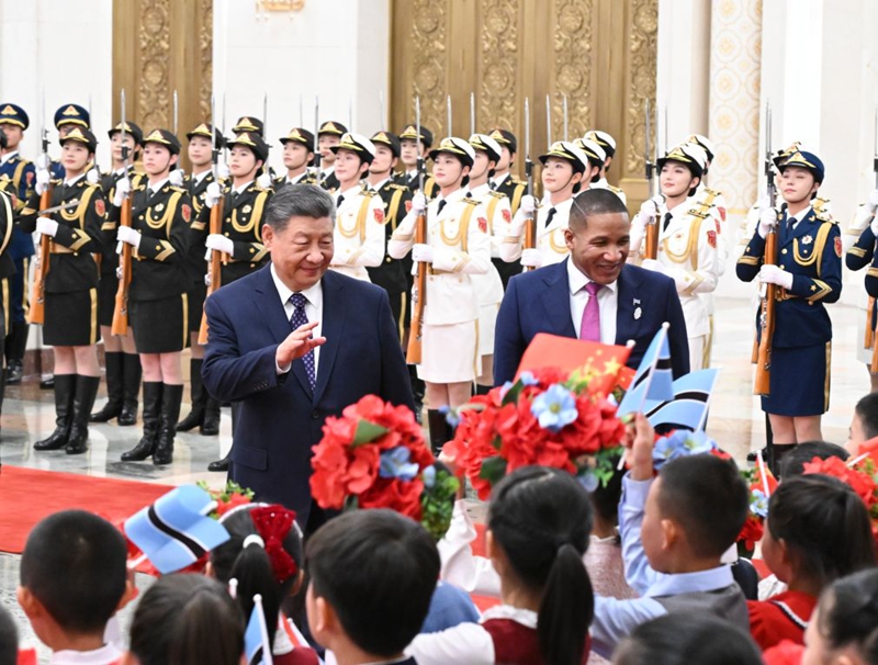 Rais wa China Xi Jinping akifanya hafla ya kumkaribisha Rais wa Botswana Duma Gideon Boko kwenye Ukumbi wa Kaskazini wa Jumba la Mikutano ya Umma la Beijing, tarehe 13 Oktoba 2026. (Xinhua/Yue Yuewei)