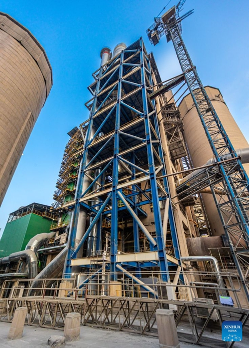 Picha hii iliyopigwa tarehe 4 Septemba 2025 ikionesha mnara wa kupasha joto awali (preheater tower) kwenye Kiwanda cha Saruji cha Simuma katika Jimbo la KwaZulu-Natal, Afrika Kusini. (Xinhua/Chen Wei)