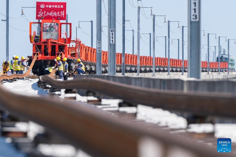 Utandazaji wa reli waanza kwenye reli ya mwendo-kasi ya Nantong-Ningbo mkoani Jiangsu, China