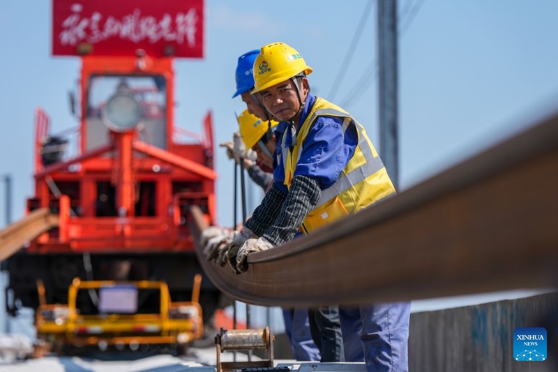 Utandazaji wa reli waanza kwenye reli ya mwendo-kasi ya Nantong-Ningbo mkoani Jiangsu, China