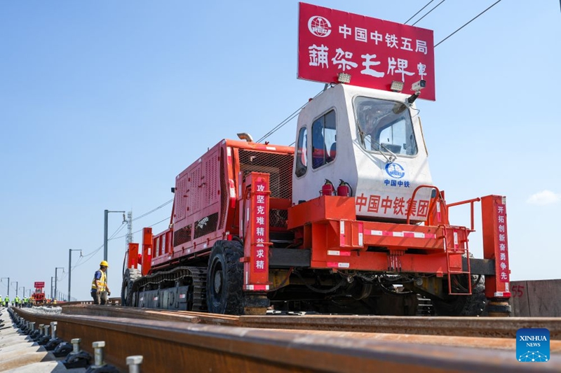 Utandazaji wa reli waanza kwenye reli ya mwendo-kasi ya Nantong-Ningbo mkoani Jiangsu, China