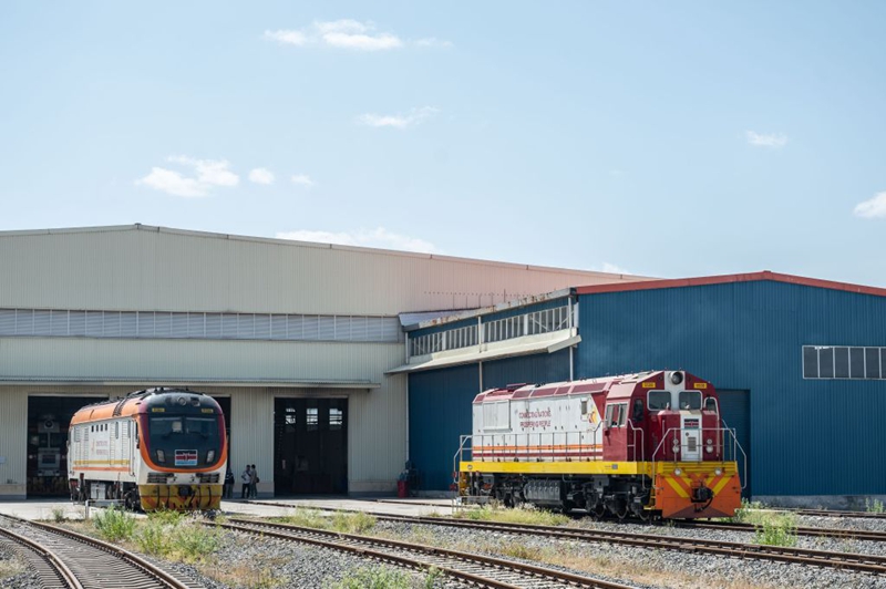 Picha hii iliyopigwa Januari 23, 2025, ikionesha treni zikisubiri matengenezo nje ya karakana ya Reli ya Mombasa-Nairobi jijini Nairobi, Kenya. (Xinhua/Wang Guansen)