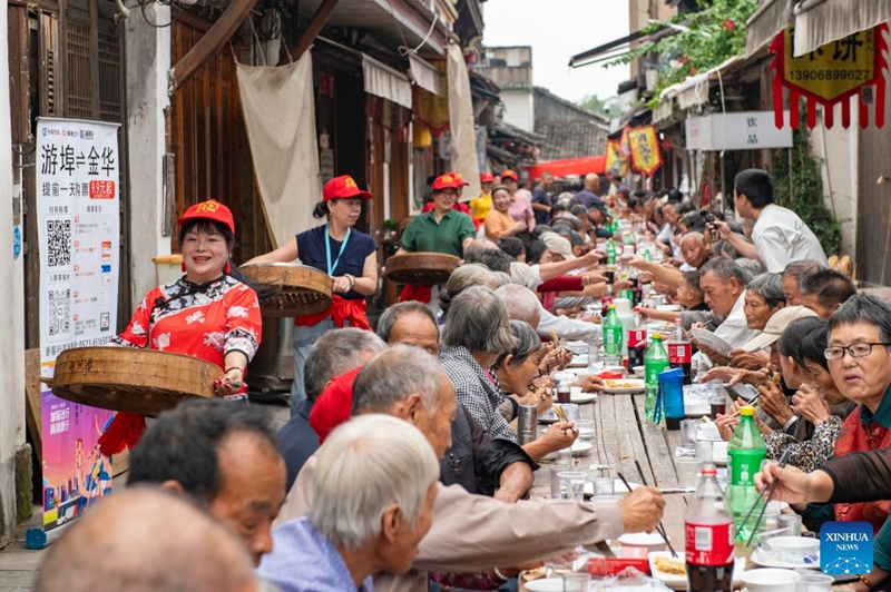 Karamu ya meza ndefu yafanyika Lanxi, mkoani Zhejiang, China, kuadhimisha Siku ya Chongyang
