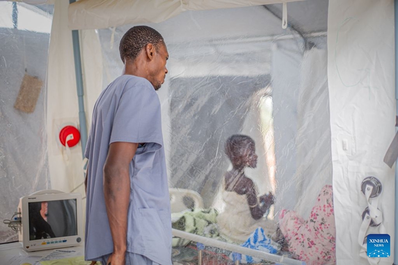 Tarehe 18 Oktoba 2026, mhudumu wa afya akifuatilia hali ya mtoto aliyeambukizwa virusi vya Ebola katika kituo cha matibabu ya Ebola huko Bunia, mji mkuu wa Mkoa wa Ituri, Jamhuri ya Kidemokrasia ya Congo. (Xinhua)