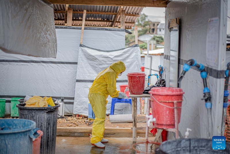 Tarehe 18 Oktoba 2026, mhudumu wa afya akisafisha mikono yake kwa dawa ya kuua bakteria katika kituo cha matibabu ya Ebola huko Bunia, mji mkuu wa Mkoa wa Ituri, Jamhuri ya Kidemokrasia ya Cong. (Xinhua)