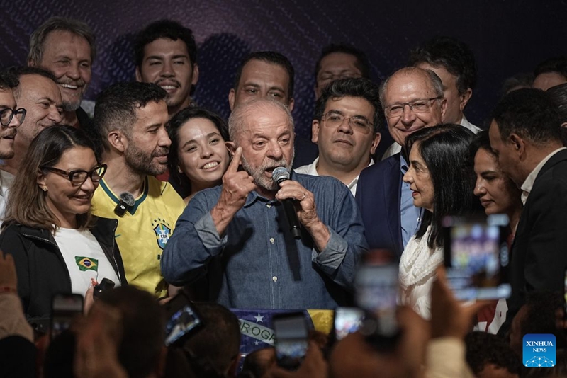 Rais aliyeko madarakani wa Brazil, Luiz Inacio Lula da Silva (katikati), mgombea wa chama tawala cha Workers' Party, akitoa hotuba kufuatia ushindi wake katika duru ya pili ya uchaguzi wa urais jijini Sao Paulo, Brazil, Oktoba 25, 2026. (Picha na Paulo Lopes/Xinhua)