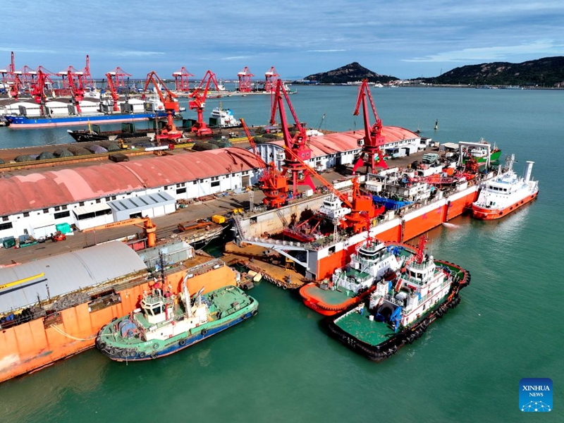 Picha iliyopigwa Oktoba 19, 2026 ikionesha meli zinazoendelea kujengwa kwenye kituo, Lianyungang, Mkoa wa Jiangsu, mashariki mwa China. (Picha na Wang Chun/Xinhua)