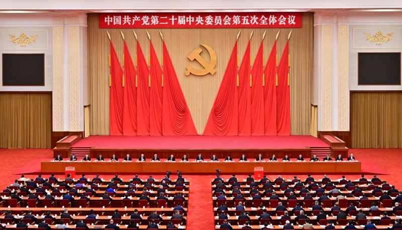 Mkutano wa tano wa wajumbe wote wa Kamati Kuu ya 20 ya Chama cha Kikomunisti cha China (CPC) ulioongozwa na Ofisi ya Siasa ya Kamati Kuu ya CPC ukifanyika mjini Beijing. (Xinhua/Zhai Jianlan)
