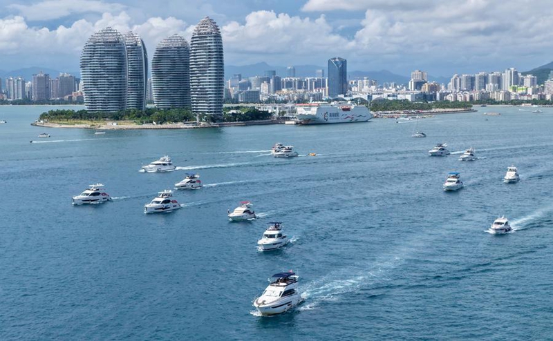 Picha iliyopigwa Agosti 4, 2026 ikionesha watalii wakiwa wamepanda boti za utalii mjini Sanya, Mkoa wa Hainan, kusini mwa China. (Xinhua/Zhao Yingquan)